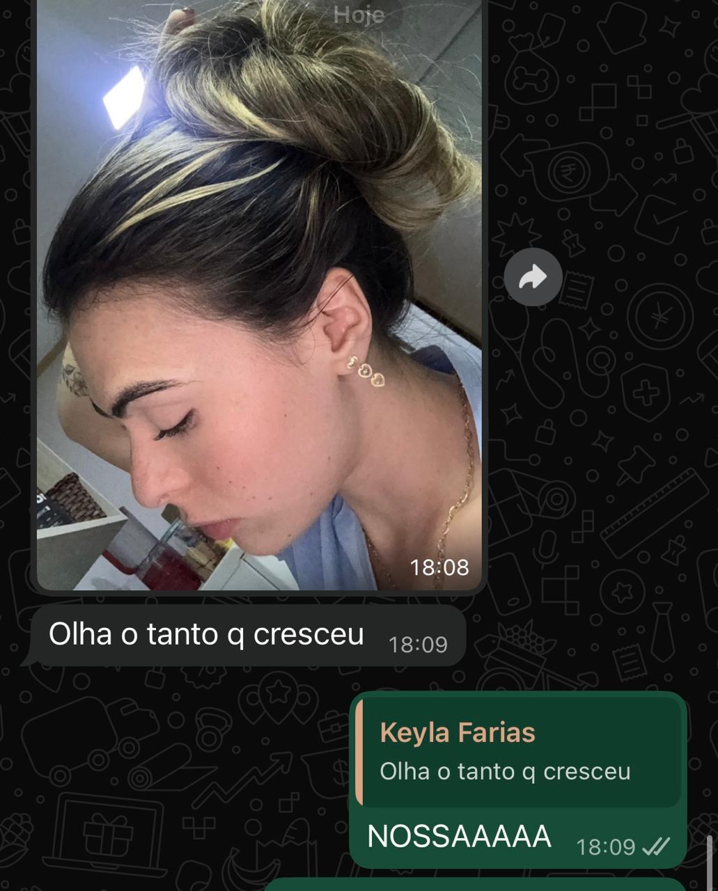 Aluna mostrando o crescimento da raiz